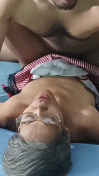 Kejutan! Kontol di lubang, enak banget! Aku punya abang tiri yang hebat!