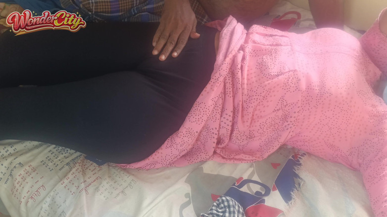 Pushpa studio: Suri rumah berkongkek panas chudi merah jambu di atas katil