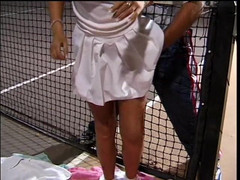 Meet and Fuck: Giovane bruna carina con dreadlocks prende alcune lezioni di tennis...