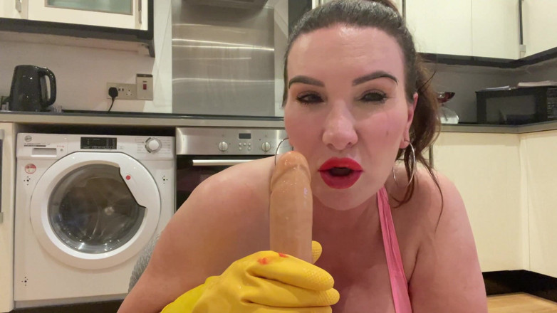 Sophie James: La cameriera vuole il tuo sperma nel suo culo !!