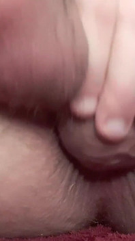 Une trans étroite jouit dans sa propre sodomie en se faisant baiser par son énorme creampie dément