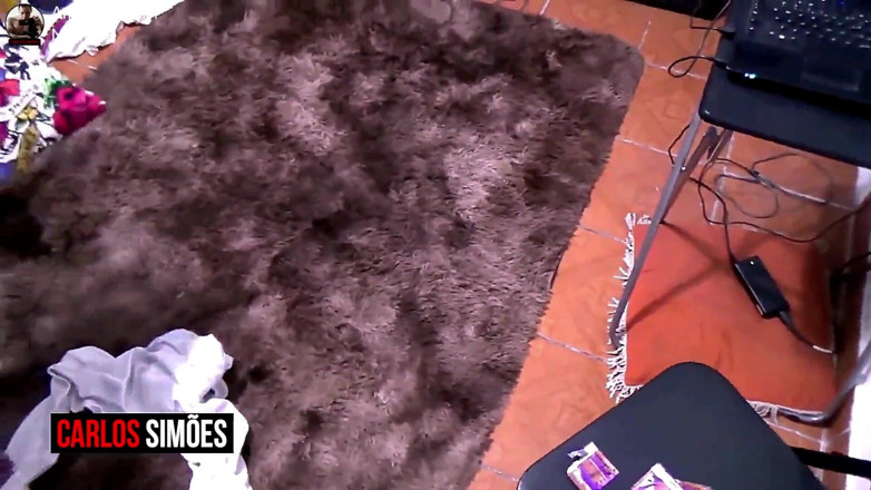 Carlos-Simoes: Une fille noire mince à la chatte très savoureuse se termine...