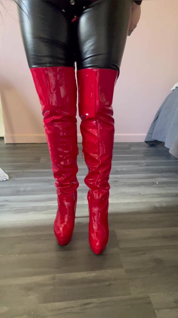 Maitresse Clara: Totální oddanost mým kozačkám po stehna