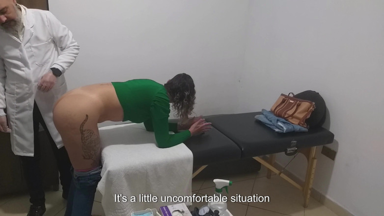 Gabi SweetCouplesStories: Skutečný lékař zkoumá řiť a prsa pacienta