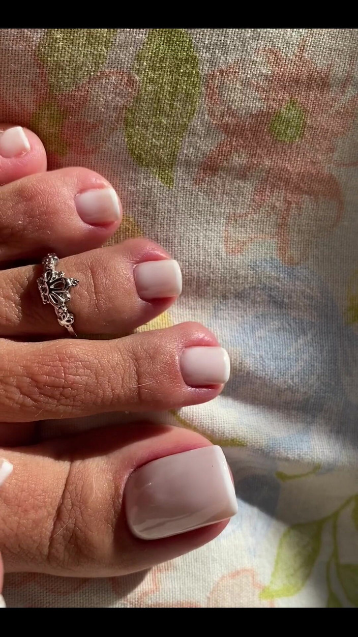 KiffaFeet: Мне нужно показать тебе мои идеальные французские ногти на ногах так близко, потому что это потрясающе