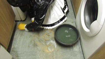 Lilly Disgrace: Bezcenná Sissy Scrubbing Špinavá podlahy