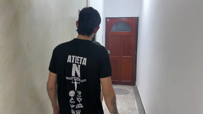 hopesex: Il patrigno nano stira i vestiti mentre i suoi figliastri...