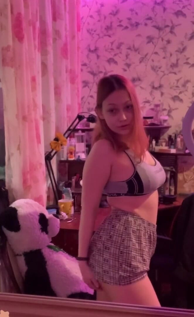 SashaSweet69: Eu mostro como sou bonita e minha bunda)