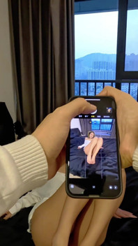 Grafikmodellens sexiga avsugningsteknik gör att fotografen kan njuta till fullo