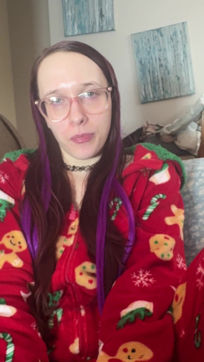 EmoDream1998: Tati îmi pictează unghiile ca un Grinch în timp ce eu mă...