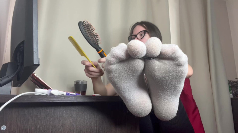 Skinny_lady69: Tortre solletico, spazzola per capelli e spazzolino da denti sui...