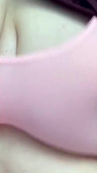 Bbwbootyful speelt met mijn grote borsten op het toilet van het werk