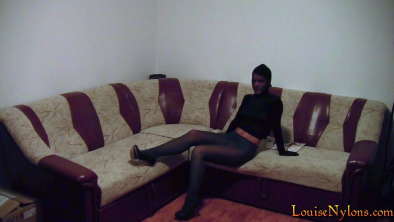 Louise Nylons: Totalmente envolta e sexy posando