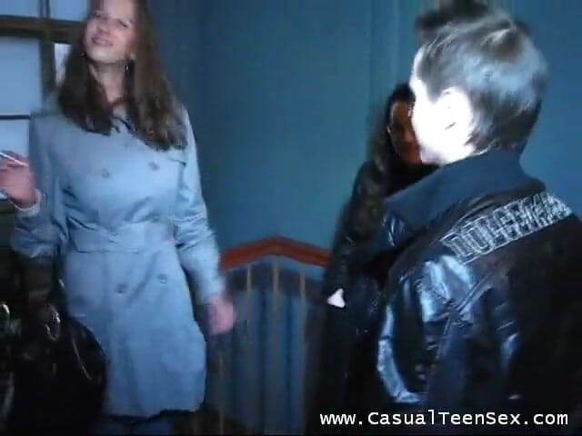 Casual Teen Sex: Trojka se sexy sousedy