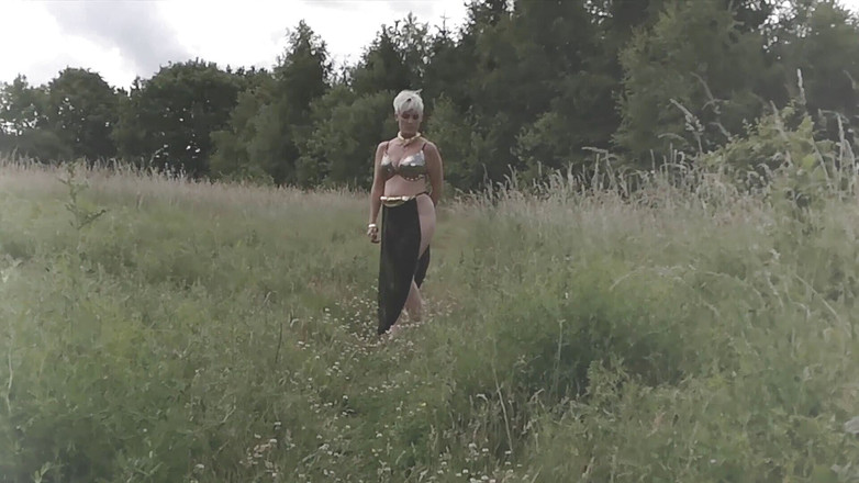 The adventures of Kylie Britain: Três é uma multidão