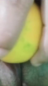 Sexy Filipijnse milf heeft plezier met het vullen van fruit in mijn poesje