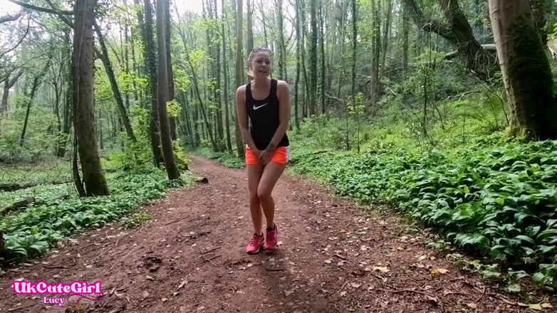 UKCuteGirl Lucy Lauren: Ik moest buiten huiven terwijl je keek: wanhopig joggen
