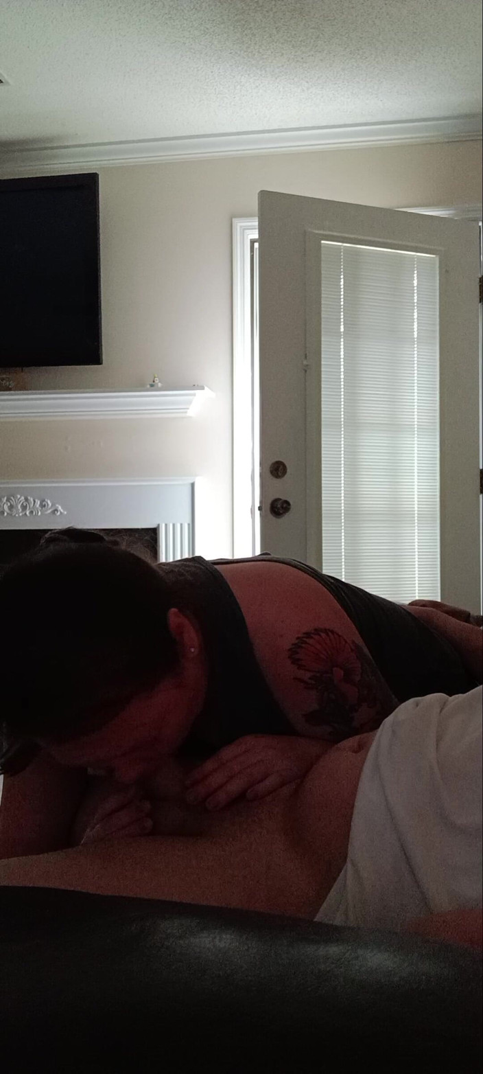 Southern Bell: 彼女は近所の人に聞こえることを知ってとてもムラムラします。