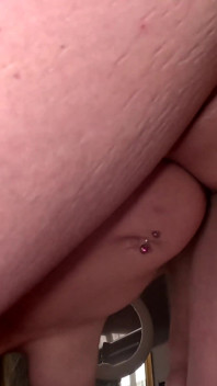 Squirting, während ich meinen saugnapf-dildo ficke