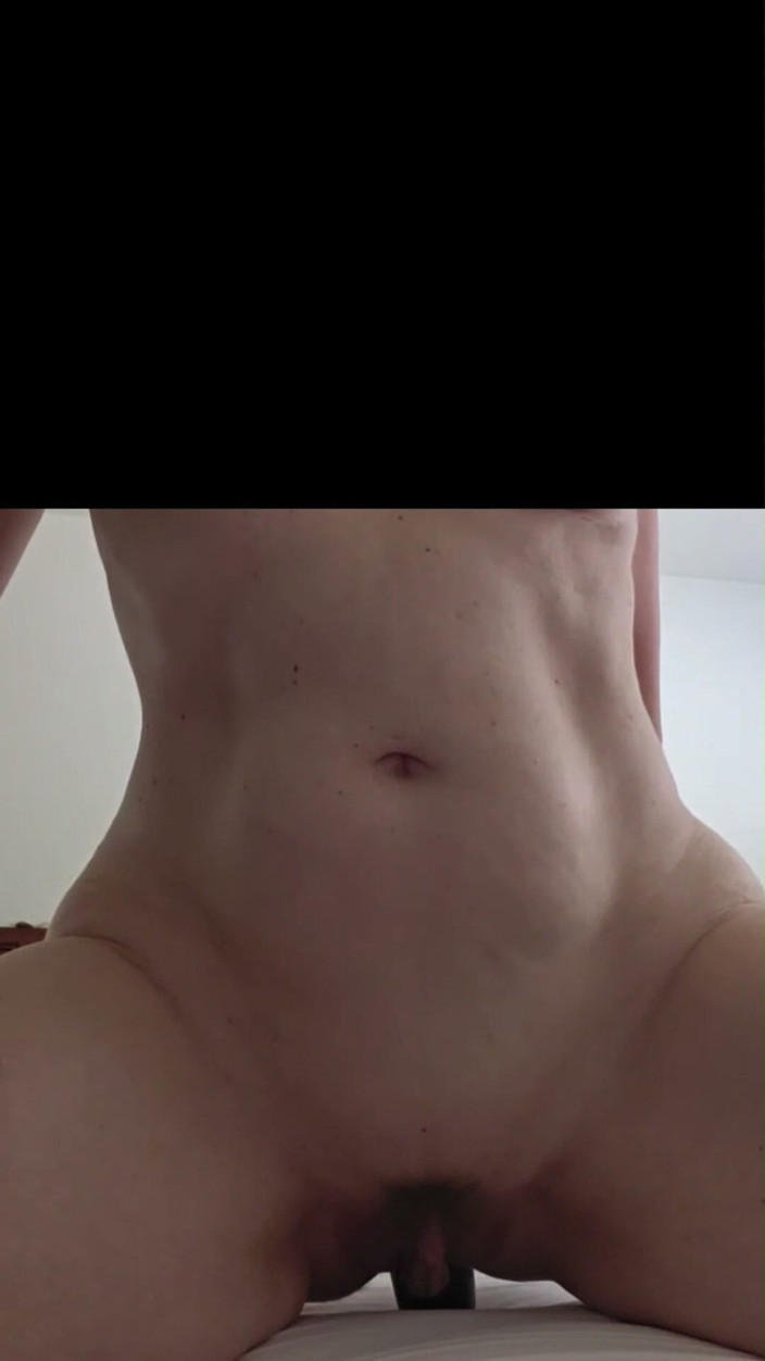 LazyGirlLovesIt: Ik gleed een enorme komkommer in mijn kont en kon...