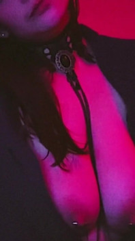 Seksi orta yaşlı seksi kadın pirsingli göğüslerle oynuyor