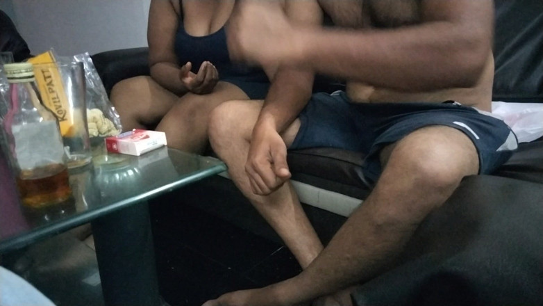 Tamil lesbian: Desi Panas Di Ruang Tamu