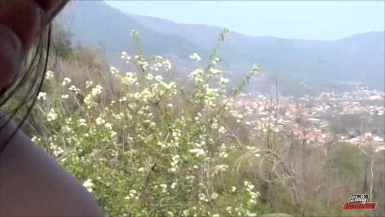 Vere Casalinghe Italia.: Brunette mature enjoying in threesome outdoor smash