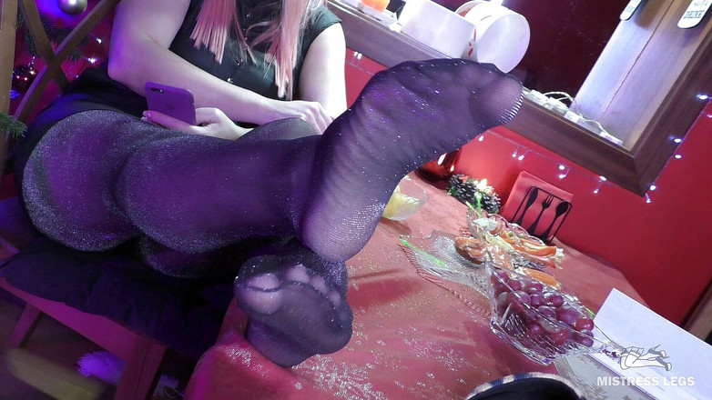 Mistress Legs: Paní sexy nohy v pantoflích a lurex punčochách