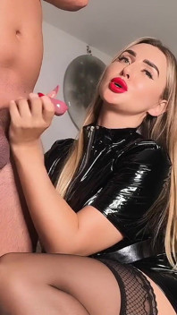 Handjob, footjob dan beban penuh pada jari kaki nilon saya