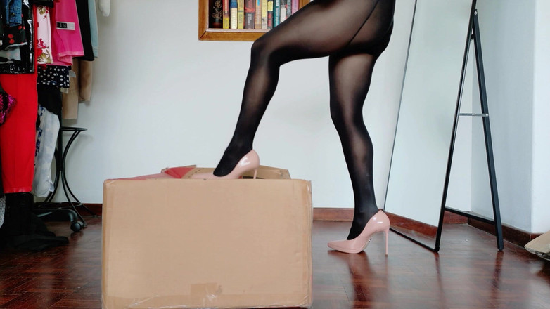 Kinky Lyrical: Ničení krabic - v nylonu a jehlových podpatcích