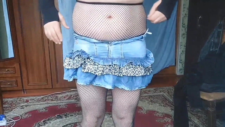 Kitty_Cross: Urocza trans piękność wiążąca włosy za pomocą wstążki