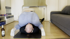 Lizzy Crush: 30 minut sezení na obličeji v upnutých modrých džínách