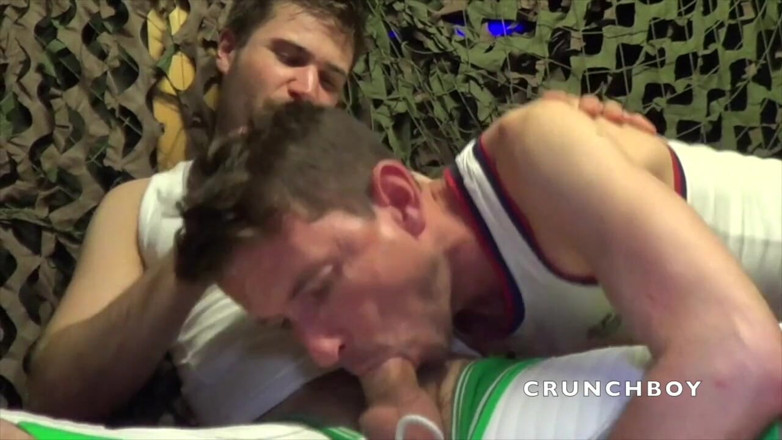 Crunch Boy: Thoun fistována francouzskou pornohvězdou Doryan Marquet