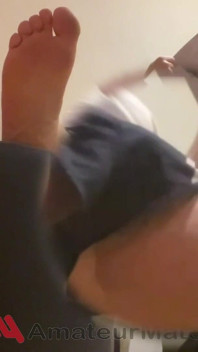 รูมเมทถูกจับได้ว่าทุบไข่ฟรีและแอบโชว์ไข่เรียบๆ ของเขา