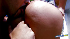 Fetish Gold: Chico calvo afortunado con gran polla se folla a la...