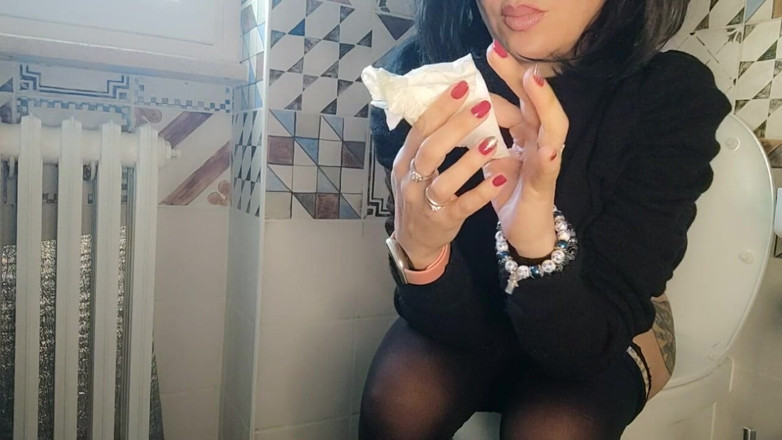 savannahamatoriale: Solo en el baño me siento muy libre