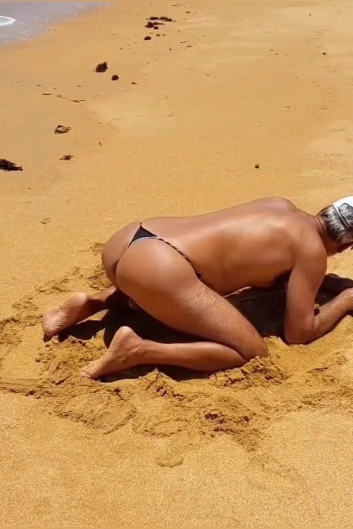 Ladysilvas: LadySilva кроссдрессер на пляже, горячая задница