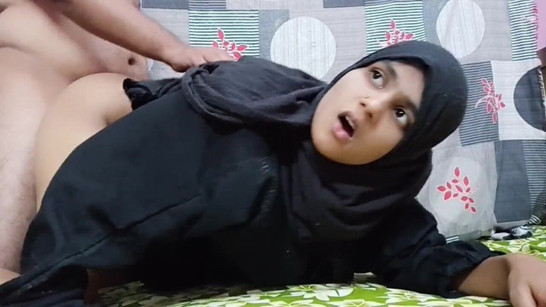 Couplemastiii: デジイスラム教徒の女の子が彼女の家で犯される