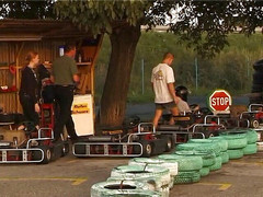 Lucky Cooch: Sexy ragazza bionda si diverte all'aperto sul percorso di karting