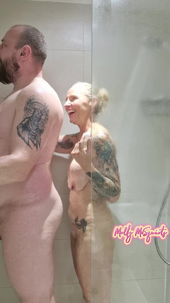 Molly McSquirts: 与伦敦人淋浴和撒尿