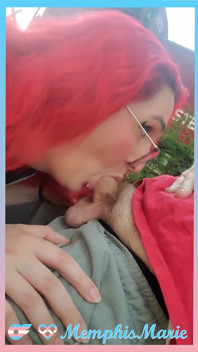 Shemale Deepthroats a bere venku bez sedla creampie