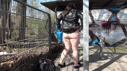 German amateur - 100% German hardcore videos: Cette grosse salope allemande adore pisser en public