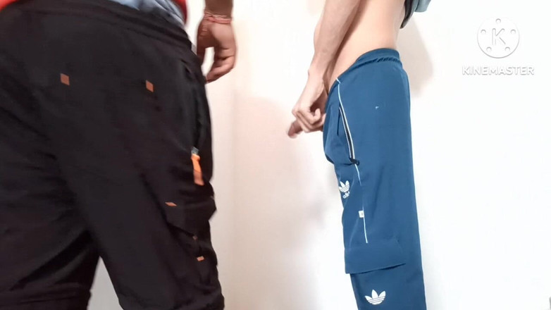 Desi__Panda: Seks gay desi toilet umum sambil kencing di kamar mandi