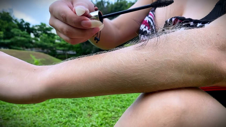 Goddess Li: Áp dụng Mascara cho cánh tay của tôi lông trong...
