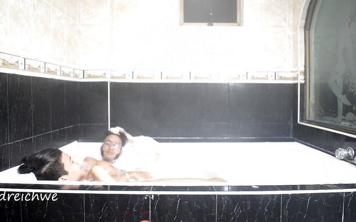 Dreichwe: Принимая расслабляющую ванну в джакузи