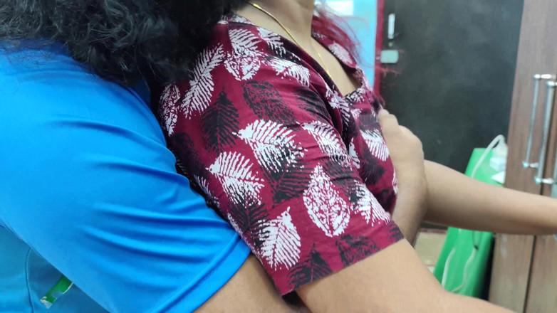 Vaishnavysharunraj: Coppia calda in un bacio romantico