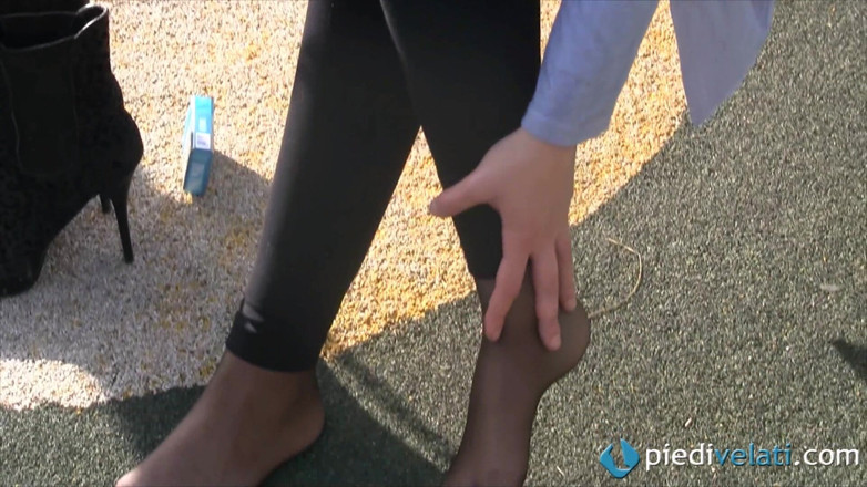 Foot Fetish HD: Christelle, schattige blondine rookt een sigaar en speelt met haar...