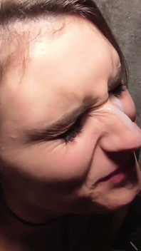 V noci mě na balkoně počůrá a stříká mi do obličeje