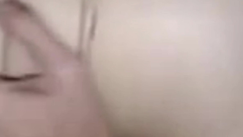 Alis babe: 当没有人在家时，出乎意料地操了我的继妹紧致的处女阴户