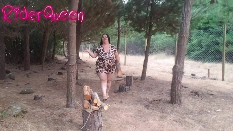 Riderqueen BBW Step Mom Latina Ebony: Recoping Woods Ibu Tiri Seksi Di Luar Rumah